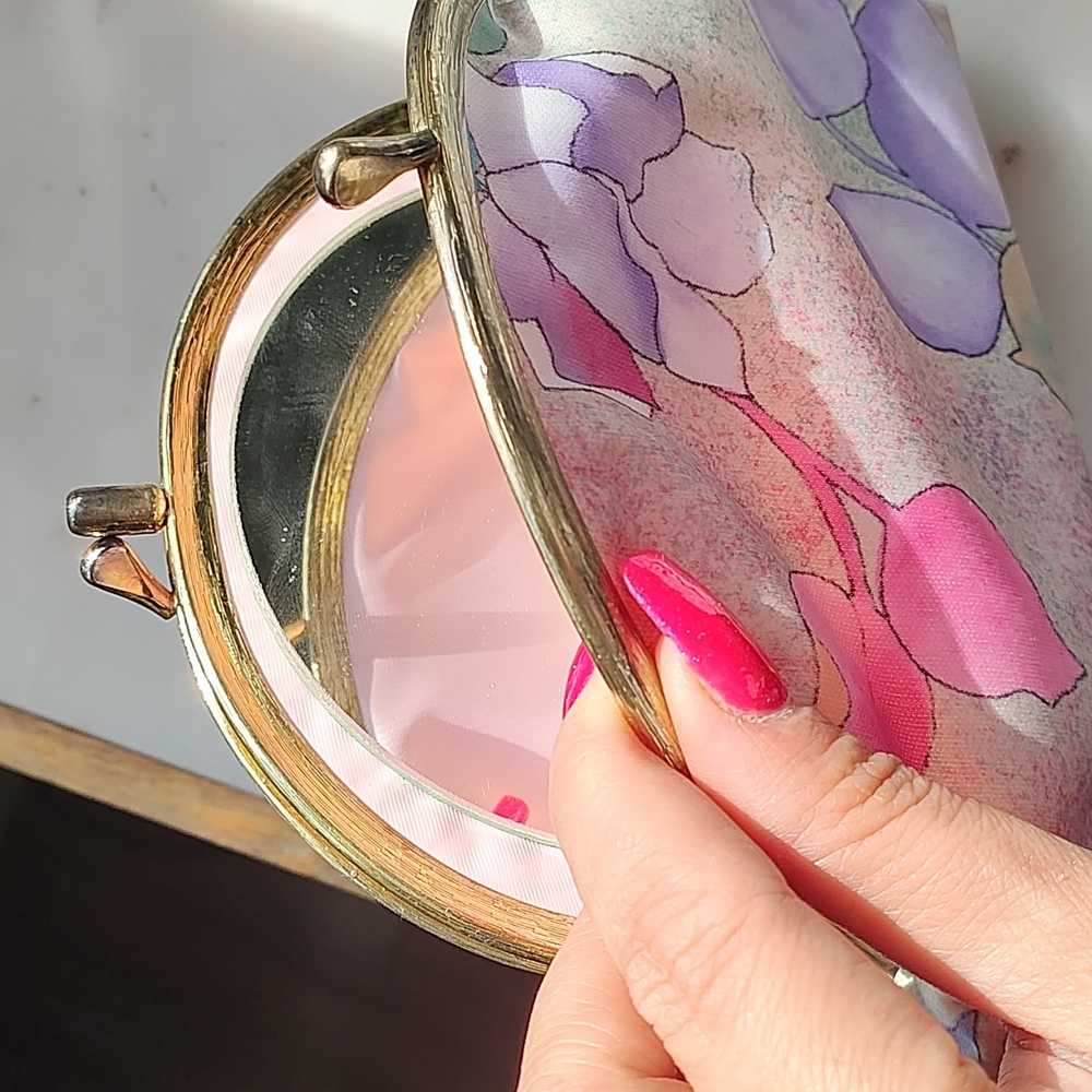Gorgeous Vintage kisslock pouch with mirror